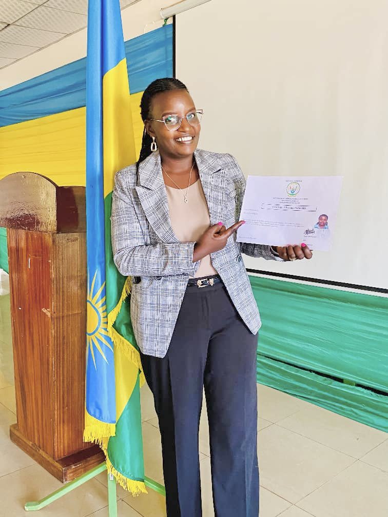 Rwandamigration's tweet image. "GUTANGA UBWENEGIHUGU🇷🇼"
Uyu munsi, umuyobozi w' Akarere ka @Kamonyi ari kumwe n' umuyobozi uhagarariye Ubuyobozi Bukuru bushinzwe Abinjira n' Abasohoka (DGIE) mu Rwanda, bayoboye umuhango wo kurahiza no kwakira indahiro y' umunyamahanga 1 wahawe ubwenegihugu nyarwanda.