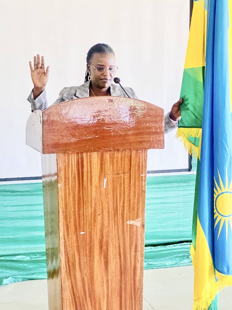 Rwandamigration's tweet image. "GUTANGA UBWENEGIHUGU🇷🇼"
Uyu munsi, umuyobozi w' Akarere ka @Kamonyi ari kumwe n' umuyobozi uhagarariye Ubuyobozi Bukuru bushinzwe Abinjira n' Abasohoka (DGIE) mu Rwanda, bayoboye umuhango wo kurahiza no kwakira indahiro y' umunyamahanga 1 wahawe ubwenegihugu nyarwanda.