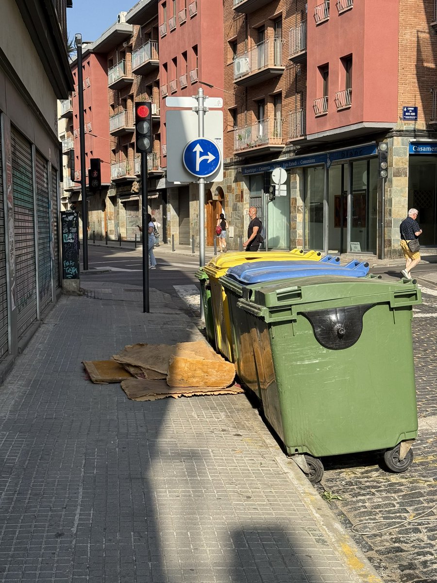 oscarmipa's tweet photo. @ecoequip @ajterrassa algú ha decidit que la millor manera de desfer-se de les seves escombreries era aquesta. Podeu fer-hi alguna cosa si us plau. Gairebé no podem passar per la vorera. Creu Gran amb Mas Adei. Com sempre https://t.co/sTg0JxNx1y