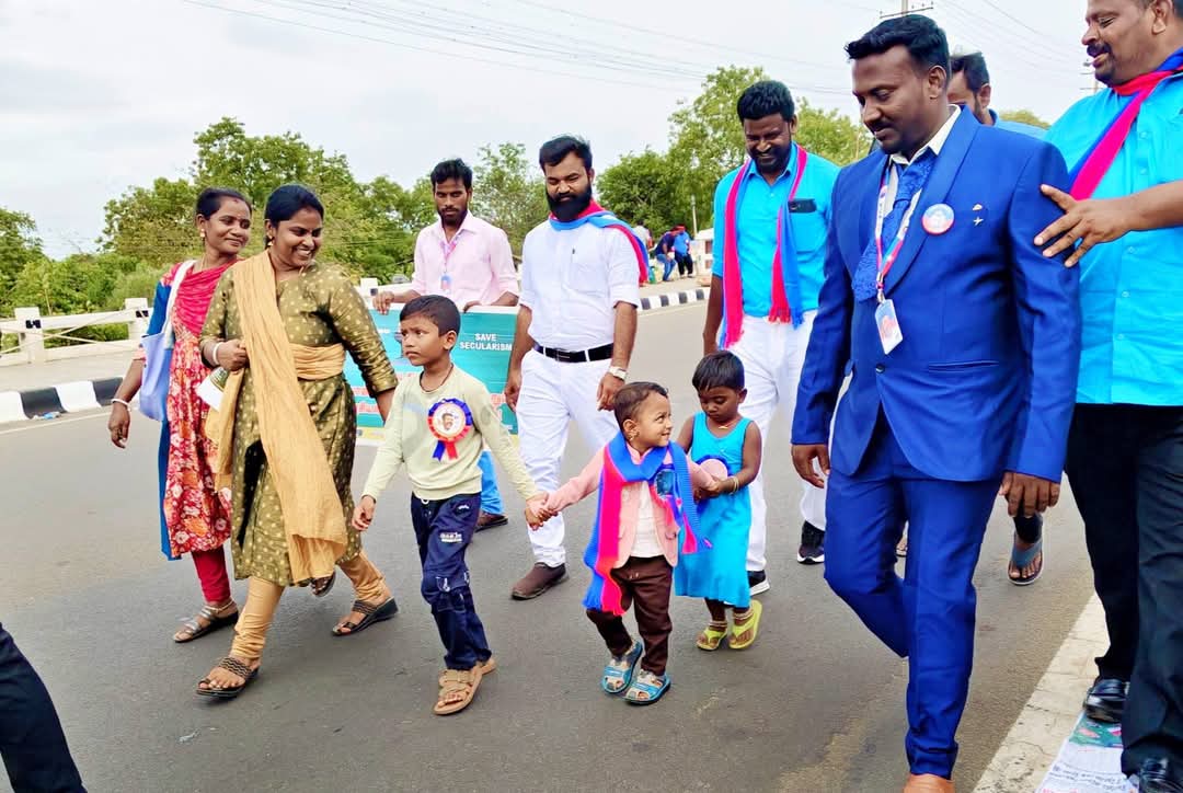 VCKSuresh24's tweet photo. திருச்சி பேரணியில்...
சீற்றம் கண்ட சிறுத்தை குட்டிகள்!
#Save_Secularism
@thirumaofficial https://t.co/0PKRskOTos
