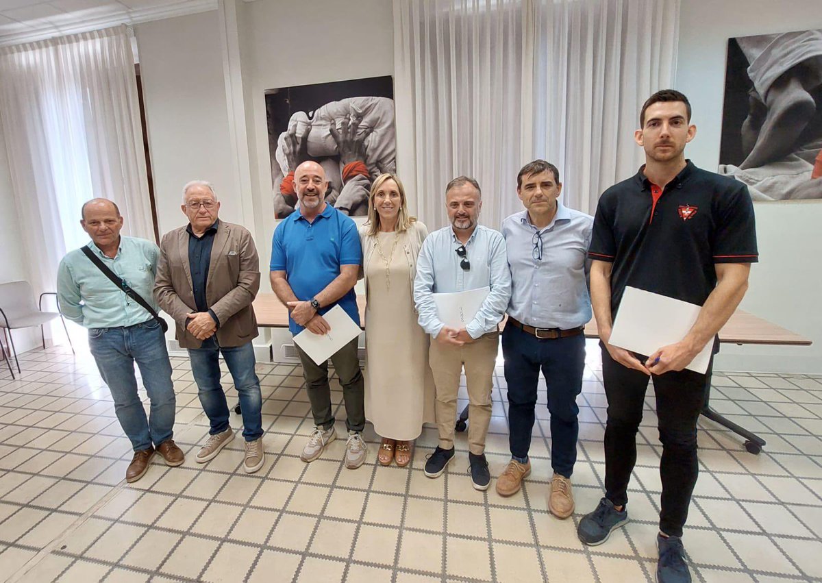 JovesValls's tweet photo. Aquest matí, els Xiquets de Valls, hem signat un acord de col•laboració amb @Endesa. En el nostre cas, ens permetrà renovar material de protecció, reforçar el suport educatiu a la canalla i millorar la seguretat del nostre local d'assaig.

#castells https://t.co/YonovafoYQ