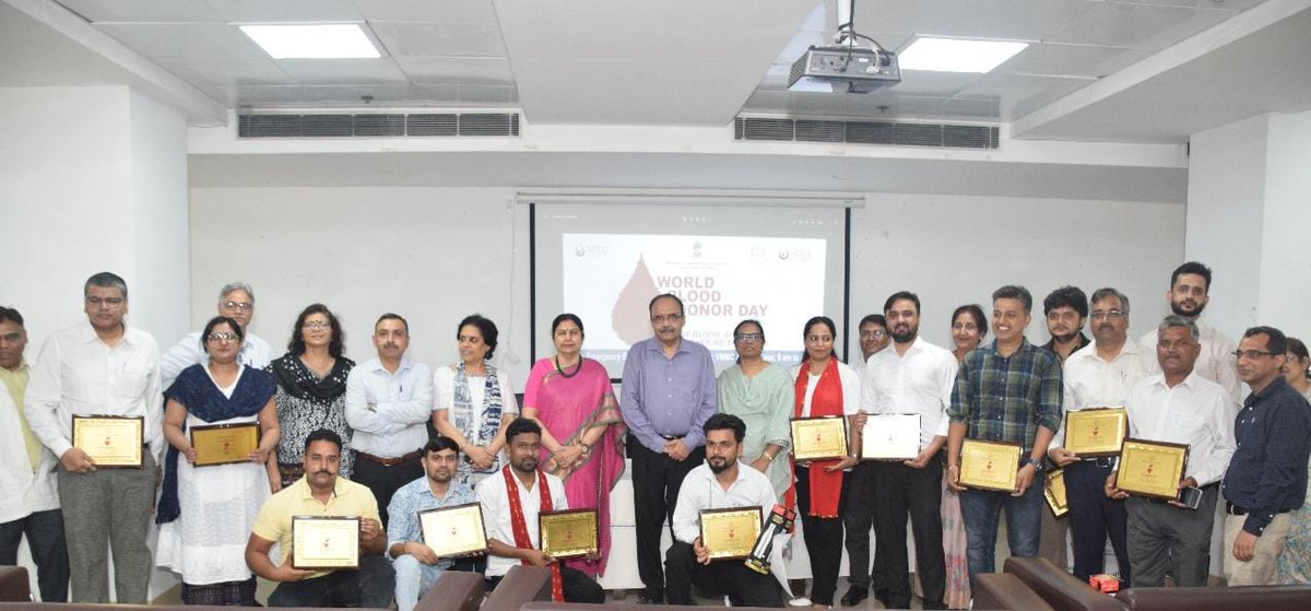 SJHDELHI's tweet photo. A blood donation camp on #WorldBloodDonorsDay was inaugurated by Dr Sandeep Bansal MS in presence of Dr Geetika Khanna Principal, Addl MS &amp; HOD Blood Bank.
73 Units of Blood donation was done by doctors &amp; staff. A streetplay was performed by MLT students to promote blood donation https://t.co/IpsxxOBAAM