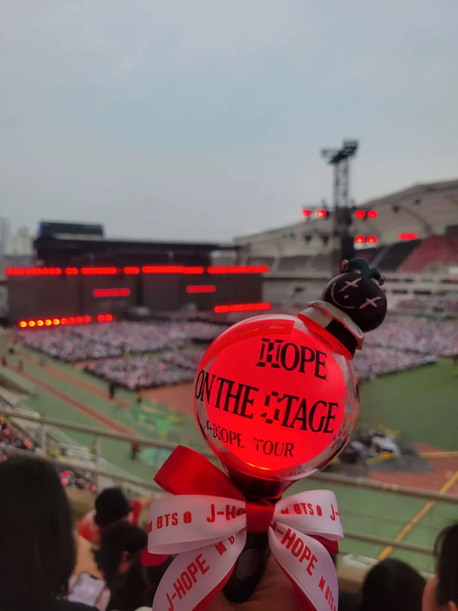 BTS_TransKive's tweet photo. they don't know we're from @BTS_Trans pt. 10 👀

#HOPE_ON_THE_STAGE_TOUR_FINAL #HOS_TOUR_FINAL #HOS_TOUR_FINAL_D1 #HOS_TOUR_FINAL_D2 https://t.co/RoGaagPnS2