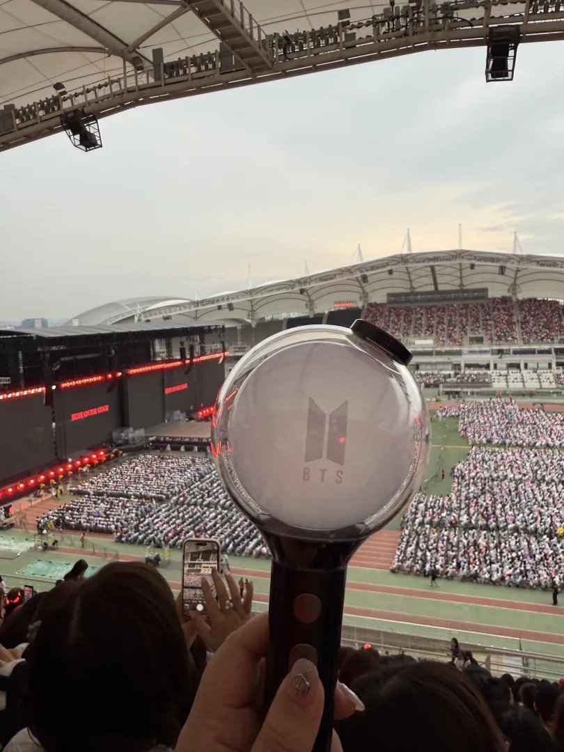 BTS_TransKive's tweet photo. they don't know we're from @BTS_Trans pt. 10 👀

#HOPE_ON_THE_STAGE_TOUR_FINAL #HOS_TOUR_FINAL #HOS_TOUR_FINAL_D1 #HOS_TOUR_FINAL_D2 https://t.co/RoGaagPnS2