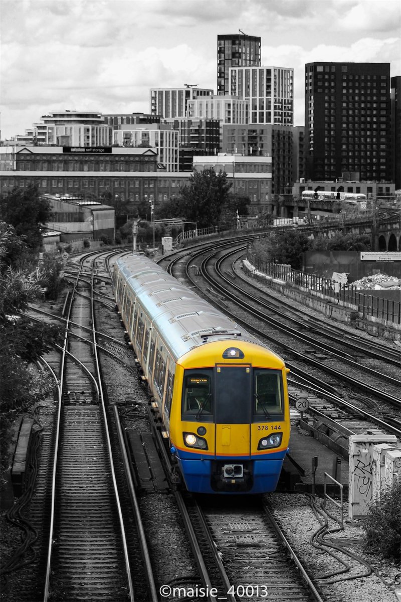 maisie_40013's tweet image. Capitalstar in the Capital 🫰 
378144 entering Wandsworth Road on 9H36 to Highbury &amp;amp; Islington. 14/06/2025 #class378 #overground #London