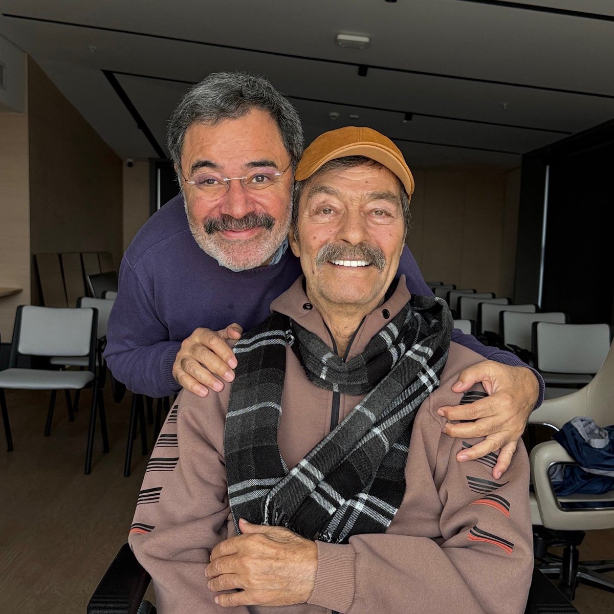 Müthiş bir direniş sergiliyor Kadir Abi; her gün biraz daha iyileşiyor, her gün biraz daha toparlanıyor, umuyor ve bekliyorum ki çok da uzak olmayan bir gelecekte sağlığına tümüyle kavuşacak... #kadirinanir