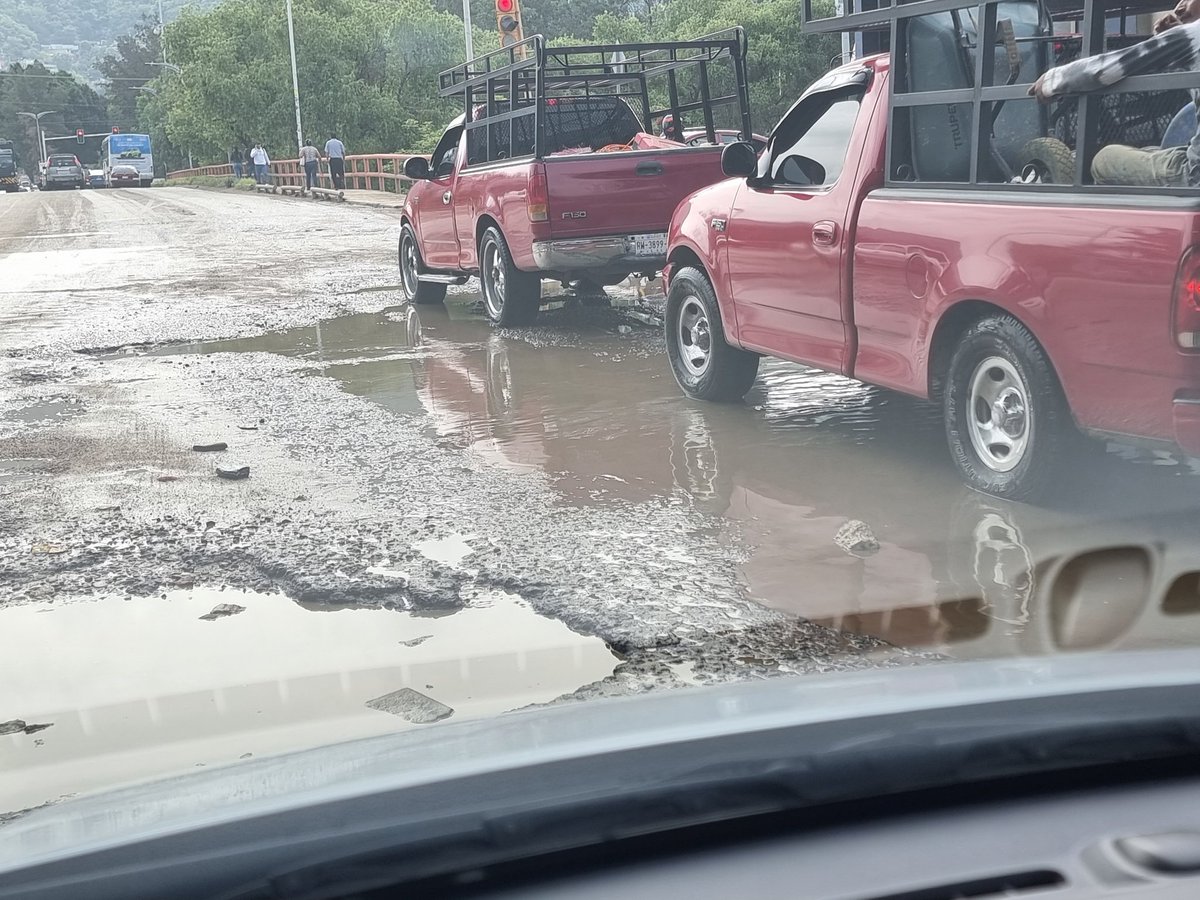 Adri Sosa (@adri_sosa1) on Twitter photo #DenunciaCiudadana así en el puente del tecnológico #Oaxaca dirección Plaza Bella-Tec. ¡Nadie hace nada!, aquí no llega el #Bacheton <a href="/sofyvaldivia/">Sofy Valdivia</a> <a href="/chumbert1/">Humberto Contreras 🇲🇽</a> <a href="/raychagoya/">Ray Chagoya</a> <a href="/SEMOVI_GobOax/">Secretaría de Movilidad</a> <a href="/Betillocruz/">Humberto Cruz</a> <a href="/raulfrancov/">Raúl Franco V</a> #DenunciaCiudadana así en el puente del tecnológico #Oaxaca dirección Plaza Bella-Tec. ¡Nadie hace nada!, aquí no llega el #Bacheton <a href="/sofyvaldivia/">Sofy Valdivia</a> <a href="/chumbert1/">Humberto Contreras 🇲🇽</a> <a href="/raychagoya/">Ray Chagoya</a> <a href="/SEMOVI_GobOax/">Secretaría de Movilidad</a> <a href="/Betillocruz/">Humberto Cruz</a> <a href="/raulfrancov/">Raúl Franco V</a>