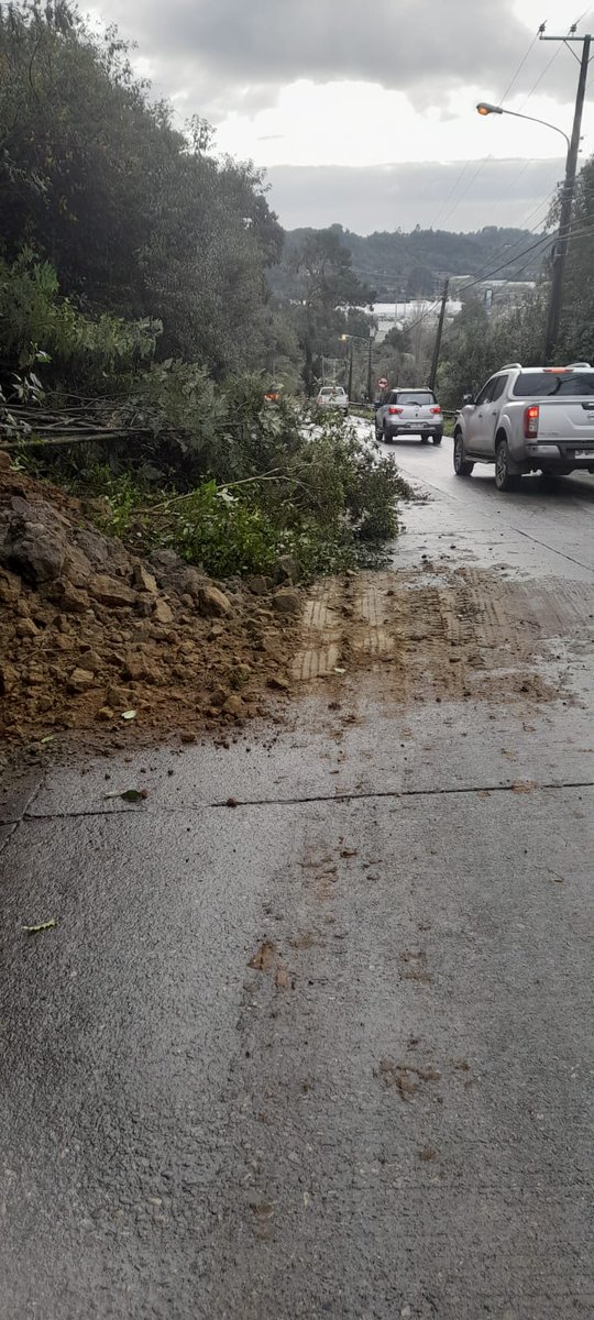 Equipos de la Dirección de Operaciones del municipio trabajan para restablecer el tránsito en la cuesta Zúñiga, en la ruta Chinquihue, luego de un derrumbe registrado esta mañana. #PuertoMontt