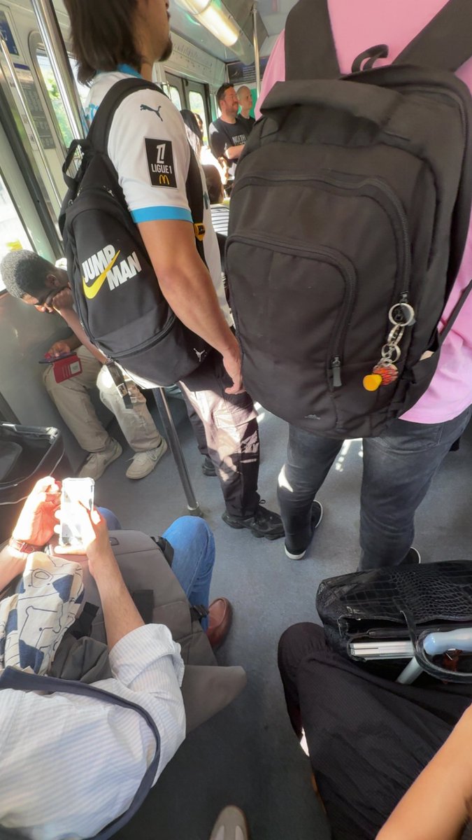 Ligne 14, en plein Paris, maillot de l’OM, encore une fois.

Vous savez quoi, depuis leur LDC je vois de + en + de maillot OM sur Paris : continuez les frères le combat continue ⚔️ #TeamOM