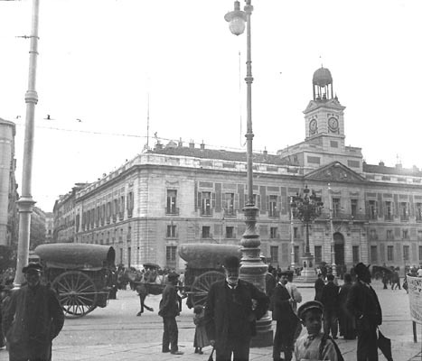 📷 Puerta del Sol, 1900. Colección “Madrileños” (Mario Fernández Albarés), ARCM.