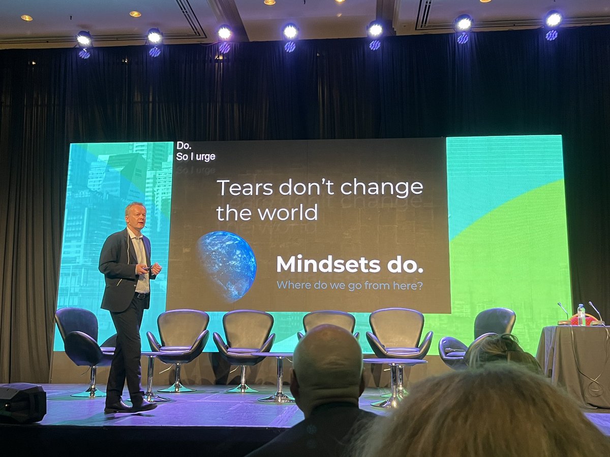 dHTA_UDD's tweet photo. Bogi Eliasen sobre el futuro de la salud en #HTAi2025. Nos habla de la necesidad de cambio adaptativo y cambio de "mindset". #HTA https://t.co/fW3LtzLut1