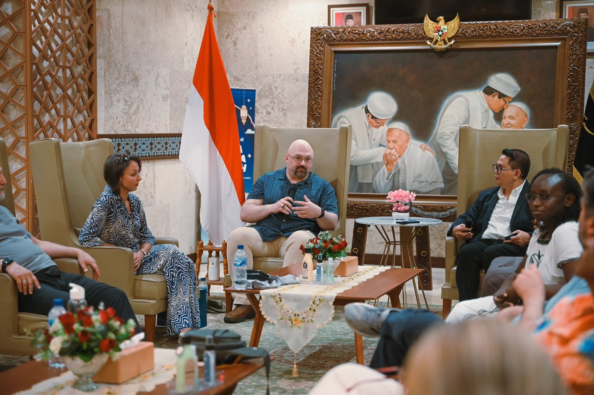 KAICIID's tweet photo. Dialogue isnโt just spoken โ itโs lived.
Our #KAICIIDFellows explored the heart of Jakartaโs #cultural and #religious diversity, experiencing firsthand how #dialogue takes shape in everyday life.
In #Glodok, Jakartaโs historic Chinatown, they walked streets steeped in over 400 years of Chinese-Indonesian heritage โ where #Buddhist temples, herbal shops, and bustling markets tell a story of resilience and #coexistence.
At Istiqlal #Mosque, the largest in #SoutheastAsia, they learned how its proximity to #Jakarta Cathedral โ connected by the Friendship Tunnel โ reflects a powerful message: different #faiths can stand side by side, not just in spirit, but in shared space.
And at Kong Miao, the cityโs only Confucian #temple, they witnessed how Confucianism, once marginalized, has reclaimed its place as one of #Indonesiaโs six official religions โ a reminder that dignity and recognition are pillars of #peaceful societies.
Each stop was more than a visit โ it was a living lesson in mutual respect, shared identity, and the practice of #dialogue in action.
#Jakarta2025 #CulturalDialogue #InterfaithJourney #PeaceThroughDialogue #DialogueInAction #WeAreKAICIID