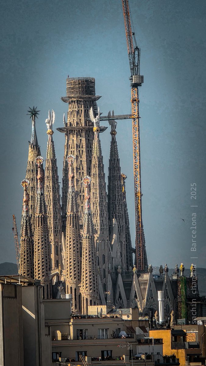 Witnessing history in the making 🇪🇸✨
The magnificent Sagrada Família—still under construction after 140+ years—is a breathtaking blend of devotion, detail, and design.
Barcelona, 2025 🏗️⛪
#SagradaFamilia #Barcelona #Gaudí #TravelPhotography