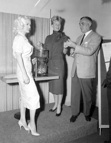 goldenagefilm's tweet photo. Some great #BTS Photos from Clark Gable &amp; Doris Day’s classic 1958 Rom-Com, Teacher’s Pet. Co-starring Mamie Van Doren and Gig Young, and directed by George Seaton https://t.co/v0SlAS7HQC