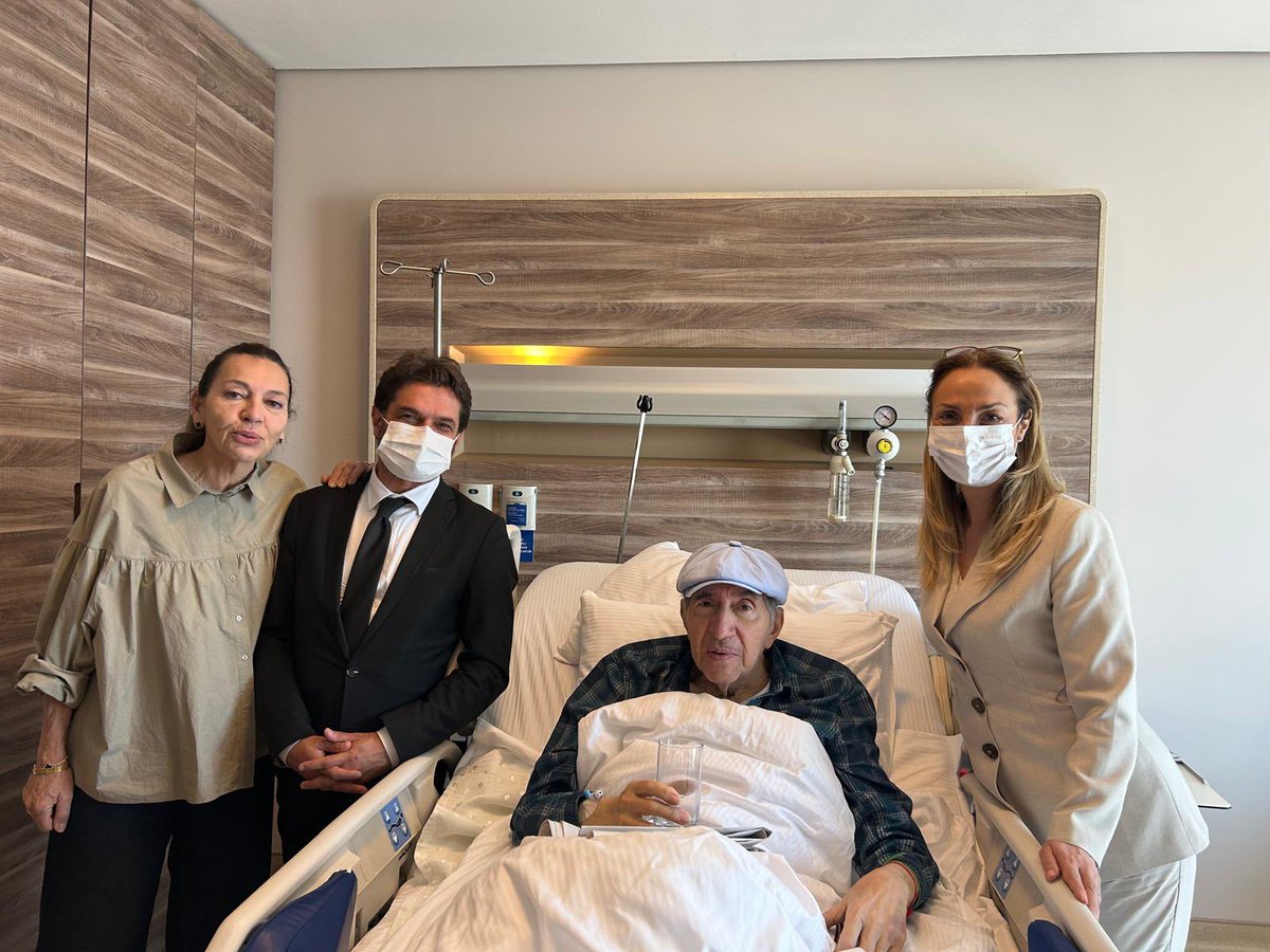 Aylin Nazlıaka 🇹🇷 (@aylinnazliaka) on Twitter photo Önceki Genel Başkanlarımızdan Sayın Altan Öymen’i tedavi gördüğü hastanede ziyaret ettik. Parti Meclisi Üyemiz <a href="/BaranSeyhan/">Baran Seyhan</a> ve sevgili <a href="/aslioymen/">Aslı Öymen</a> ile birlikte gerçekleştirdiğimiz kısa görüşmede, ülke gündemini değerlendirdik. Genel Başkanımızın siyaseti her koşulda yakından takip Önceki Genel Başkanlarımızdan Sayın Altan Öymen’i tedavi gördüğü hastanede ziyaret ettik. Parti Meclisi Üyemiz <a href="/BaranSeyhan/">Baran Seyhan</a> ve sevgili <a href="/aslioymen/">Aslı Öymen</a> ile birlikte gerçekleştirdiğimiz kısa görüşmede, ülke gündemini değerlendirdik. Genel Başkanımızın siyaseti her koşulda yakından takip