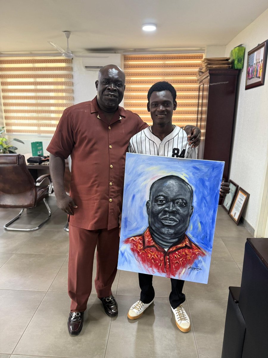 🔵The Cohss executives came together to celebrate Father's Day with the College Provost, Professor Charles Marfo for his remarkable leadership and dedication with a heartfelt gesture - a stunning portrait🖼️ painted live at the CoHSS Trade Fair by talented student artist, Israel🎨