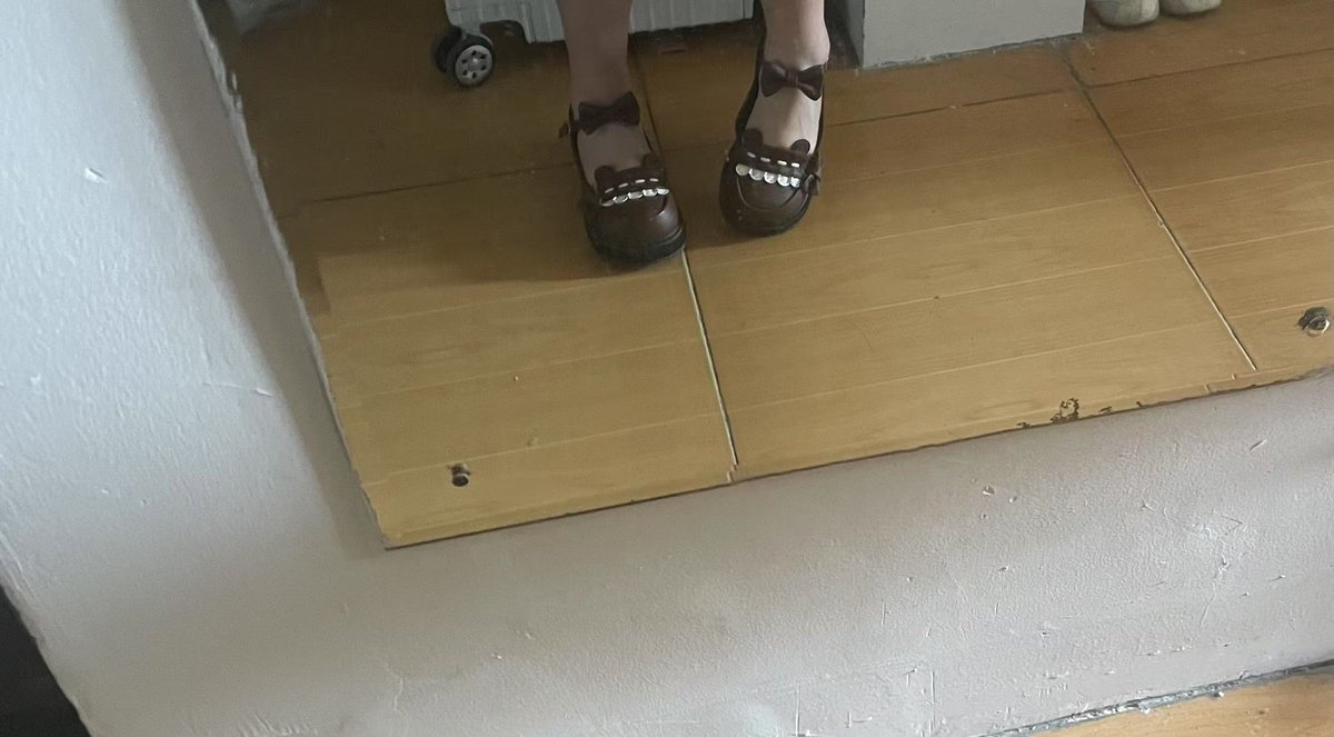jin91061124's tweet photo. 没穿袜子味道好奇吧 https://t.co/qIXguyhYU1