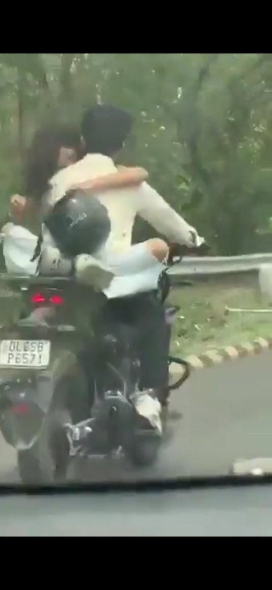 एक लड़का और लड़की यमुना एक्सप्रेसवे पर इश्क़ लड़ा रहे थे। लड़का बाइक चला रहा था और लड़की उससे लिपटकर आगे बैठी हुई थी,

नोएडा ट्रैफिक पुलिस ने इस प्रेमी जोड़े की बाइक का 53,500 रुपए का चालान काट दिया 😂😂

ट्रैफिक पुलिस ने बताया कि

यातायात नियमों के उल्लंघन के लिए बाइक चालक के