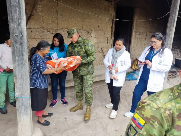 NotimilOficial's tweet photo. 🤝 Las Fuerzas Armadas realizaron una jornada cívica en #Chuquiribamba, #Loja, brindando atención médica, entrega de medicamentos y ayudas técnicas a personas vulnerables.
#FFAAContigo #BloqueDeSeguridad #EcuadorUnaSolaFuerza 🇪🇨 https://t.co/8thpEIIrJv