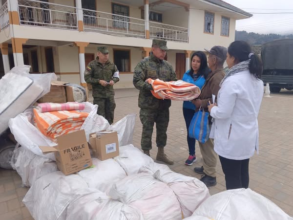NotimilOficial's tweet photo. 🤝 Las Fuerzas Armadas realizaron una jornada cívica en #Chuquiribamba, #Loja, brindando atención médica, entrega de medicamentos y ayudas técnicas a personas vulnerables.
#FFAAContigo #BloqueDeSeguridad #EcuadorUnaSolaFuerza 🇪🇨 https://t.co/8thpEIIrJv