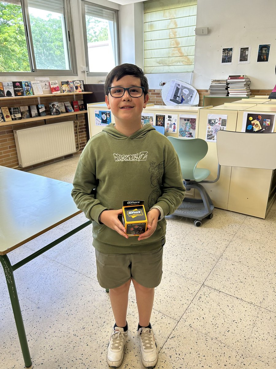 Álvaro García Andrés de 1º ESO B  , ha sido el ganador del sorteo final de curso del taller cubo de Rubik. El premio : un fenomenal mega minx !!