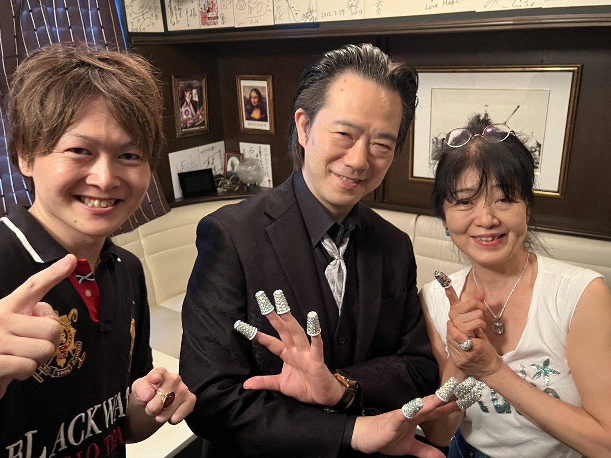 JIROKEN358's tweet photo. 本日はプリあらマガジンの撮影で、赤坂見附のマジックバー・サプライズにお伺いしました📸
龍生さん、いつもありがとうございます🎵
シンブル練習します🫡

#プリあらマガジン　#上口龍生　#マジックバーサプライズ https://t.co/ZvulcG4UCy