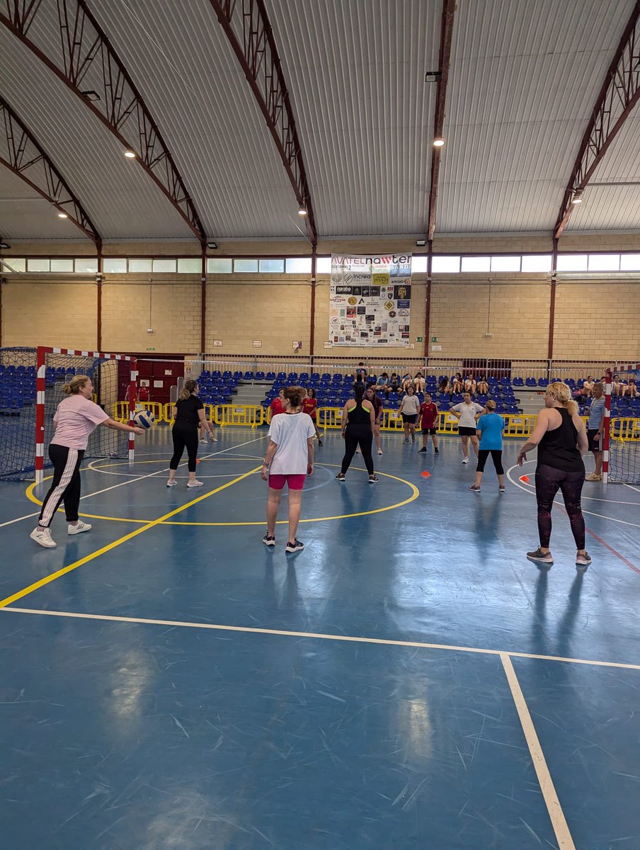 milagrosablanca's tweet photo. No hay mejor forma de acabar el curso que haciendo deporte.  Jornada deportiva de los alumnos de ESO en el polideportivo. ⚽🏐🏃🏻‍♀️
#ColegiosHHCC #EducaciónVicenciana https://t.co/WiI7tAfik9
