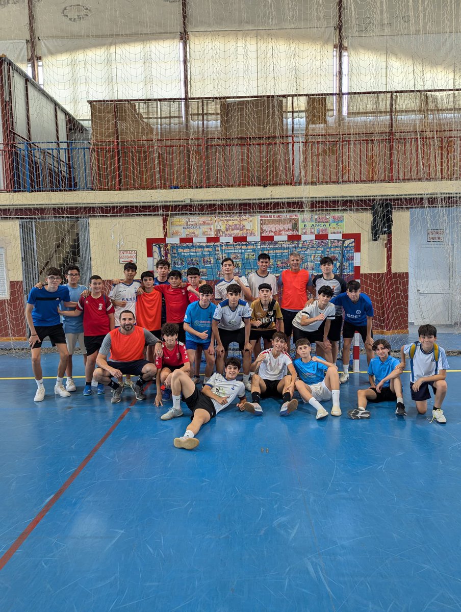 milagrosablanca's tweet photo. No hay mejor forma de acabar el curso que haciendo deporte.  Jornada deportiva de los alumnos de ESO en el polideportivo. ⚽🏐🏃🏻‍♀️
#ColegiosHHCC #EducaciónVicenciana https://t.co/WiI7tAfik9
