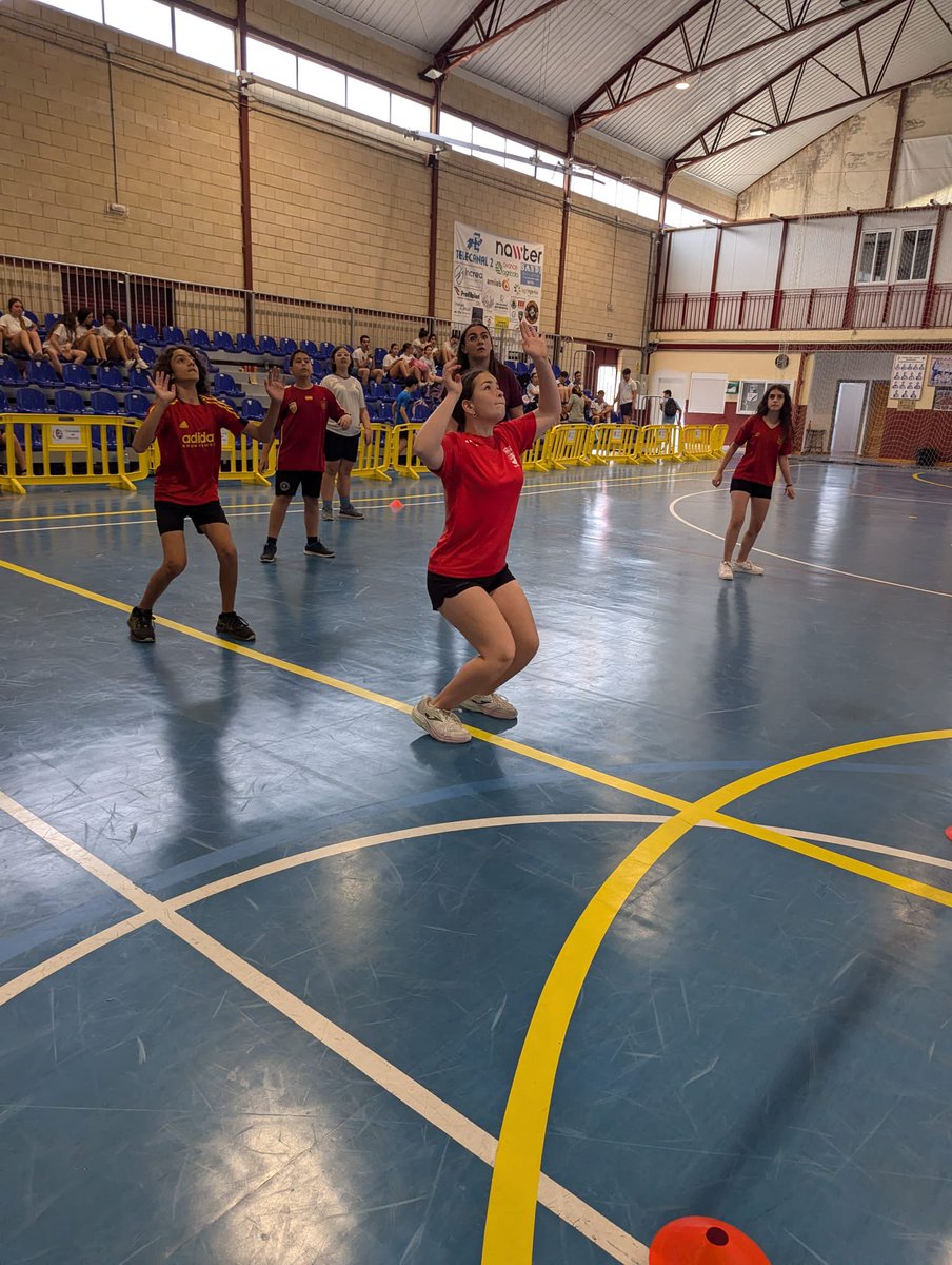 milagrosablanca's tweet photo. No hay mejor forma de acabar el curso que haciendo deporte.  Jornada deportiva de los alumnos de ESO en el polideportivo. ⚽🏐🏃🏻‍♀️
#ColegiosHHCC #EducaciónVicenciana https://t.co/WiI7tAfik9