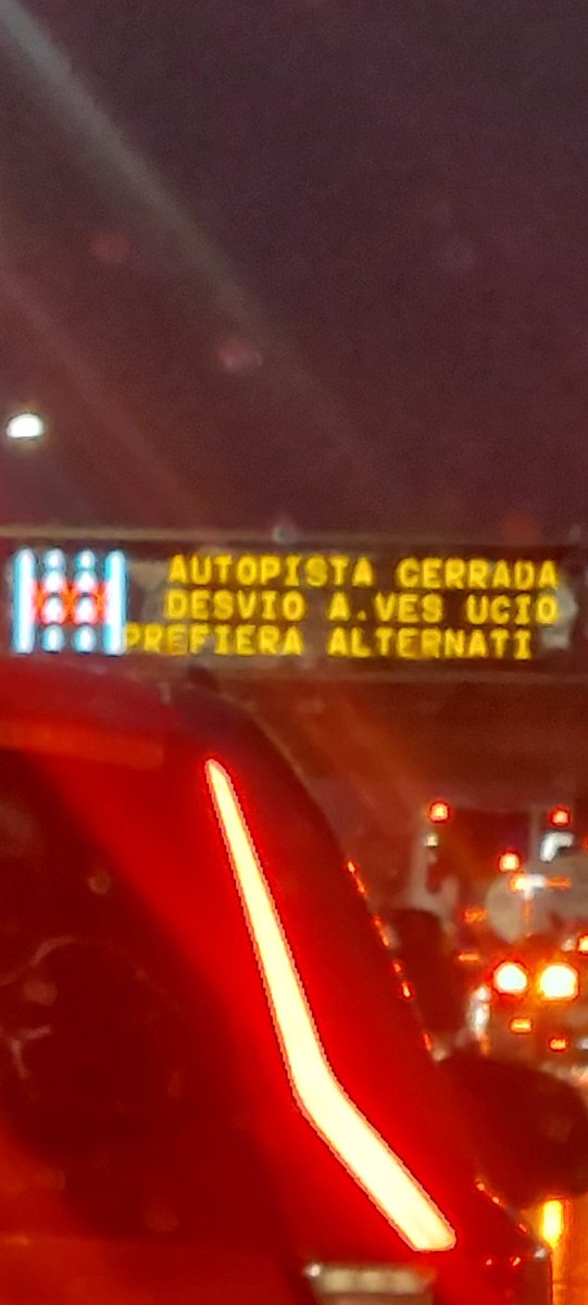 Joerreve's tweet photo. @autopistaruta78 @TTISantiago @mop_chile @radiocarab @PACmunicipio @Muni_Maipu @biobio Lindo taco 😑 atrapada km 17 dirección santiago, no avanza nada 🥹 https://t.co/QqXXsxHLms