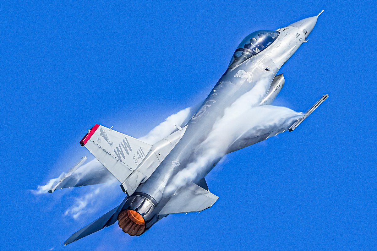 peikuna7r4's tweet image. 今日で正式に解散みたいですね！今まで沢山の思い出をありがとうございました😭
#16の日 
#PACAFViperDemo
#これソニーで撮りました