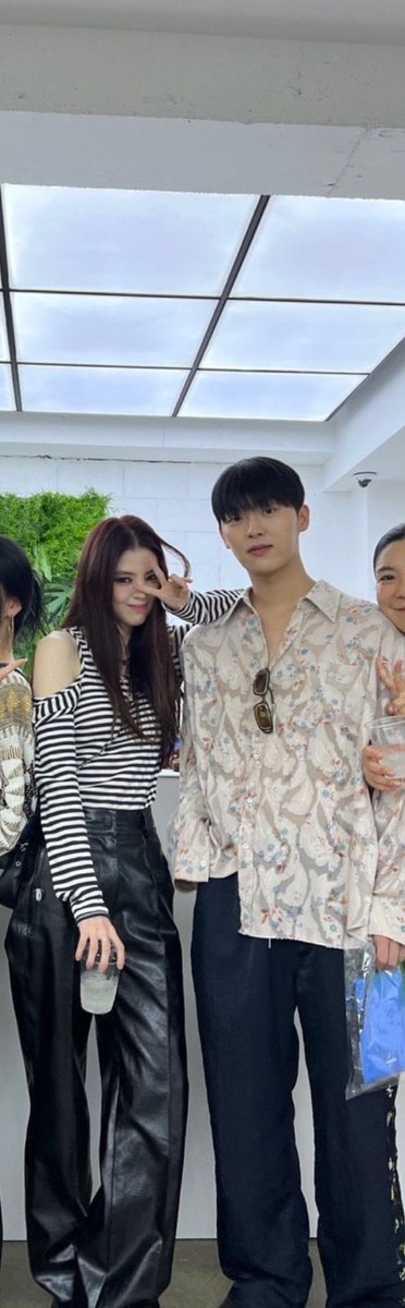 spicynookie's tweet image. just wondering is hyunwook really that big irl 😭