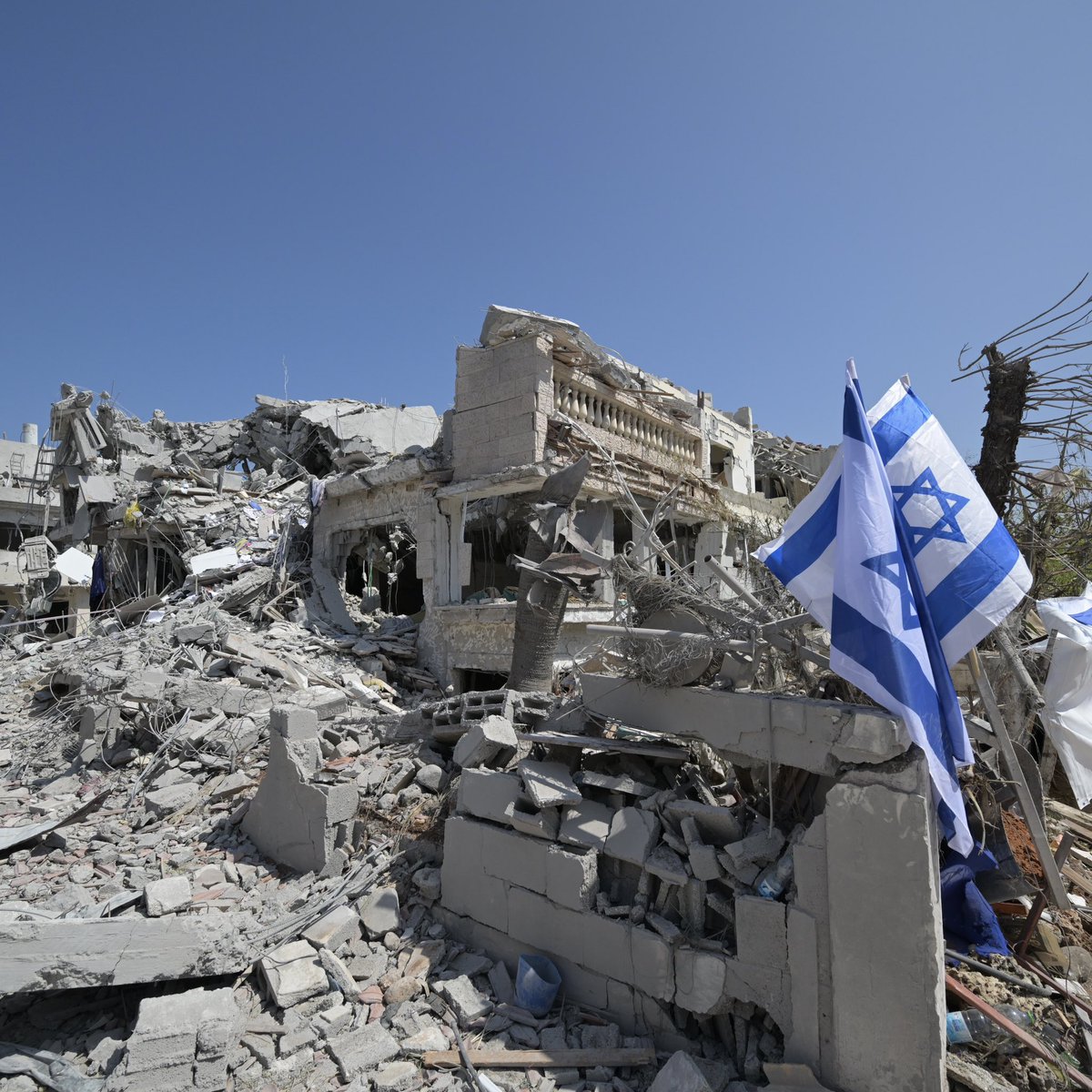 JeremBenhaim's tweet photo. Ils détruisent nos maisons, nous les reconstruirons.

Jamais ils ne nous briseront.

Nous sommes là pour rester. https://t.co/025R95T6Y6