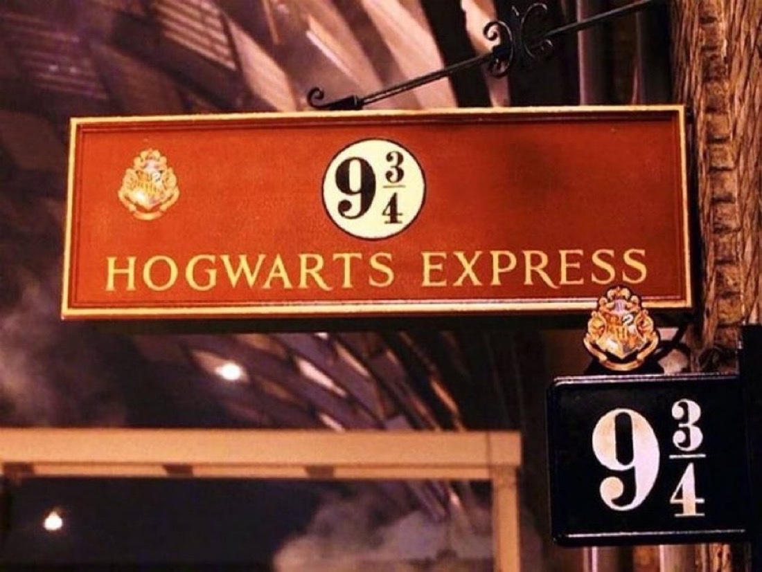 TheDailyHPotter's tweet photo. She's a 10 but she's a huge Harry Potter fan. She's a 9 ¾ 🤗 https://t.co/YiBwotImU2