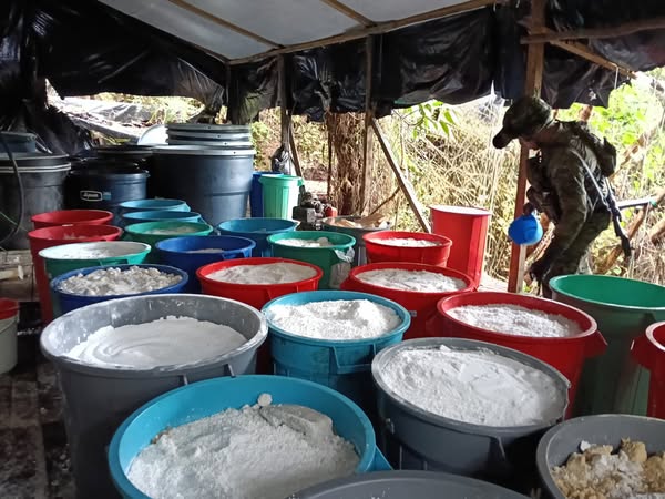 NotimilOficial's tweet photo. 🚨 Golpe al narcotráfico en #Carchi | #FFAA de Ecuador y Colombia destruyeron un laboratorio de clorhidrato y pasta base de cocaína en Santa Bárbara.
Compromiso firme por la soberanía y contra el narcotráfico.
#FFAAContigo #BloqueDeSeguridad #EcuadorUnaSolaFuerza 🇪🇨🤝🇨🇴 https://t.co/XOOfqMGhxR