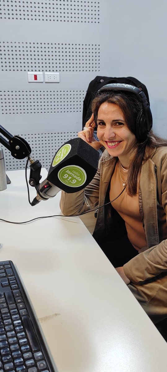 radio_jornada's tweet photo. En #Matinal charlamos con Claudia Duin, vicedirectora del colegio Valentín Bonetti y parte del equipo que trabaja en yb taller para cuidar a menores frente a las redes sociales. https://t.co/bfDef6ZYtr