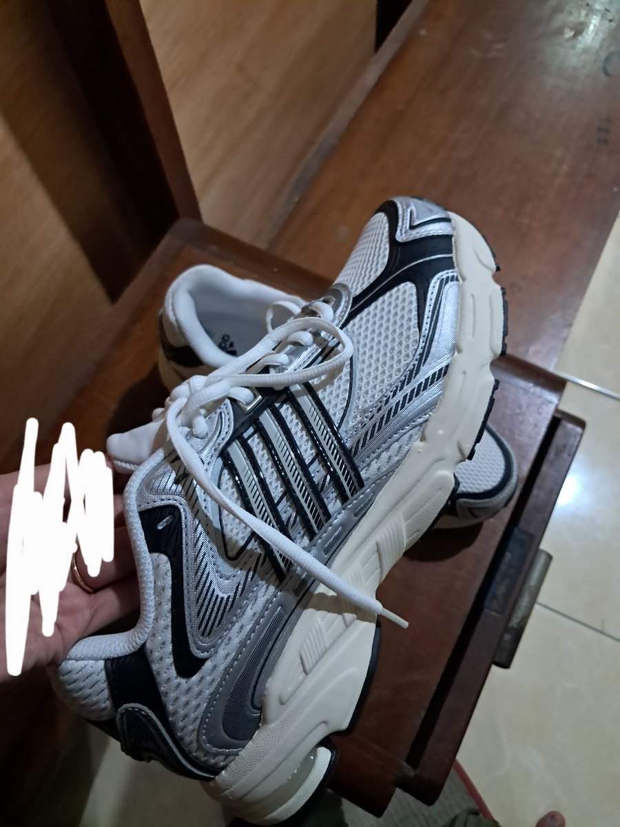 yulsniverse's tweet photo. WTS / WANT TO SELL / JUAL

Adidas Response CL
White &amp; Black
EU 40⅔ / 25.5 CM

Baru dipake sekali di sekitar rumah aja
850k nego sampe jadi https://t.co/Z703iQ4AgW
