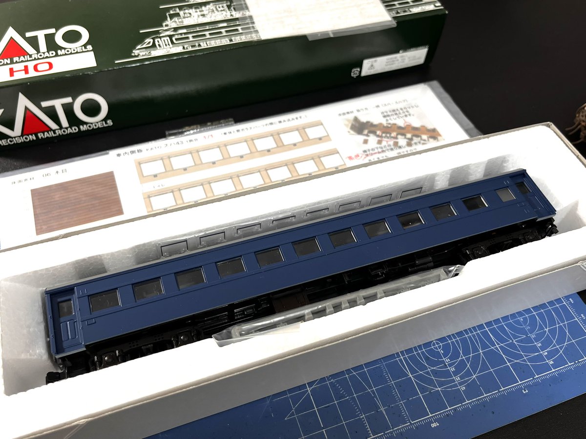 大きな国鉄を弄りました。
ヤフオクで購入後しそれらしく加工、ウェザリングを施しました。
重厚感が増してカッコいいです！！

生瀬在住の幼少期に非電化の福知山線でお世話になったDD51(664号機)、急行だいせんも牽いていたんでしょうね☺️

後続車も導入済ですが手を加えるのはいつになることやら😅