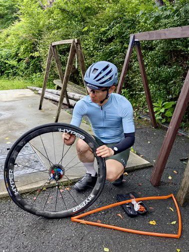 iwapucci's tweet image. 5月に続いて6月も後輪パンク。水調べしたらトレッド側に穴。異物は見つからず。タイヤが弱いんかな？
電動ポンプがあれば、体力も一滴の汗も書かずにチューブ交換完了。
#magene #cycplus #toyofrma #lunhyper #hubke