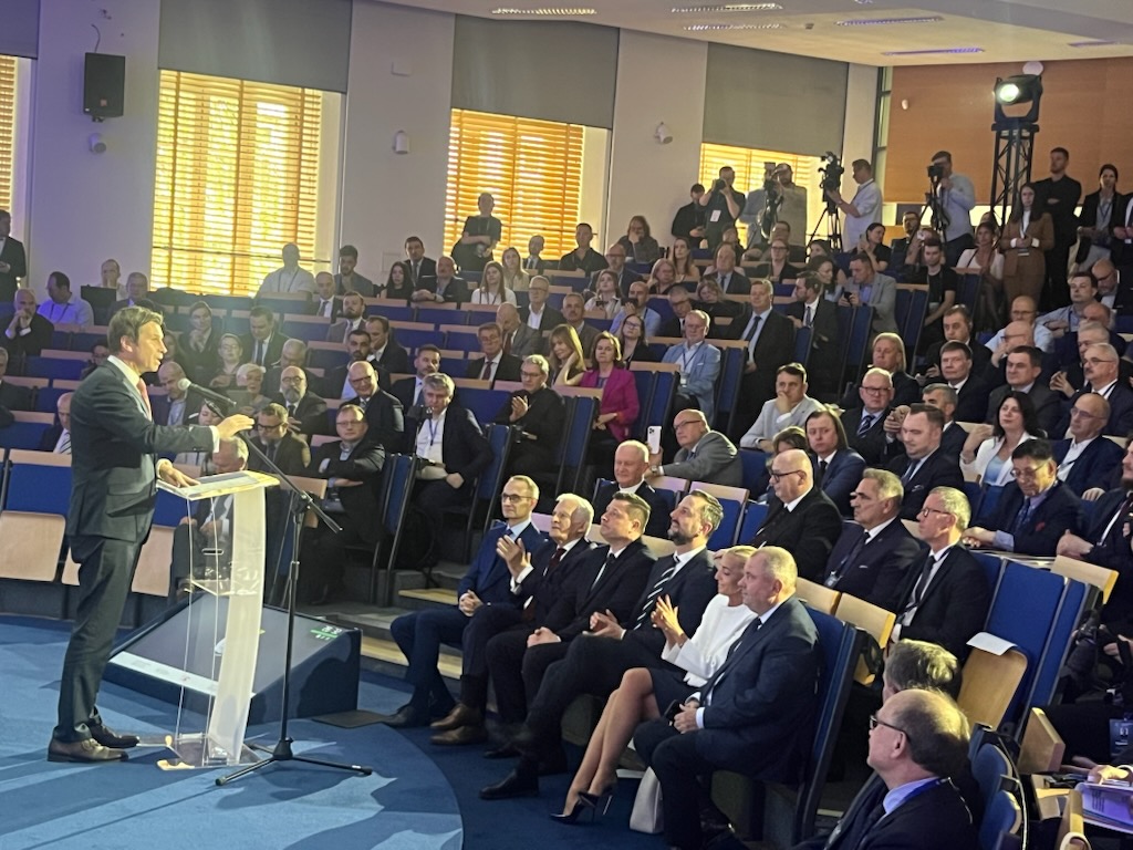Uniwersytet Warszawski (@uniwarszawski) on Twitter photo Na #UW rozpoczęło się Forum Bezpieczeństwa Europy Środkowej i Wschodniej. Rektor UW prof. <a href="/AlojzyZNowak/">Alojzy Z. Nowak</a> oraz kanclerz Robert Grey przywitali uczestników wydarzenia. Rozmowy dotyczą działań na rzecz dobra wspólnego i bezpieczeństwa narodowego.
uw.edu.pl/forum-bezpiecz… Na #UW rozpoczęło się Forum Bezpieczeństwa Europy Środkowej i Wschodniej. Rektor UW prof. <a href="/AlojzyZNowak/">Alojzy Z. Nowak</a> oraz kanclerz Robert Grey przywitali uczestników wydarzenia. Rozmowy dotyczą działań na rzecz dobra wspólnego i bezpieczeństwa narodowego.
uw.edu.pl/forum-bezpiecz…