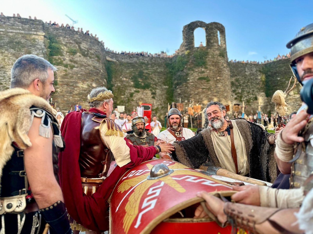 xuvdeporteslugo's tweet photo. 🏛️✨ O concelleiro de Xuventude destacou que “volvese demostrar por que o Arde Lvcvs é un dos mellores eventos de recreación histórica do mundo, cunha capacidade de seguir medrando ano tras ano”.

#ArdeLvcvs2025 #RecreaciónHistórica #OrgullodeCidade https://t.co/z2ucj3XVO6