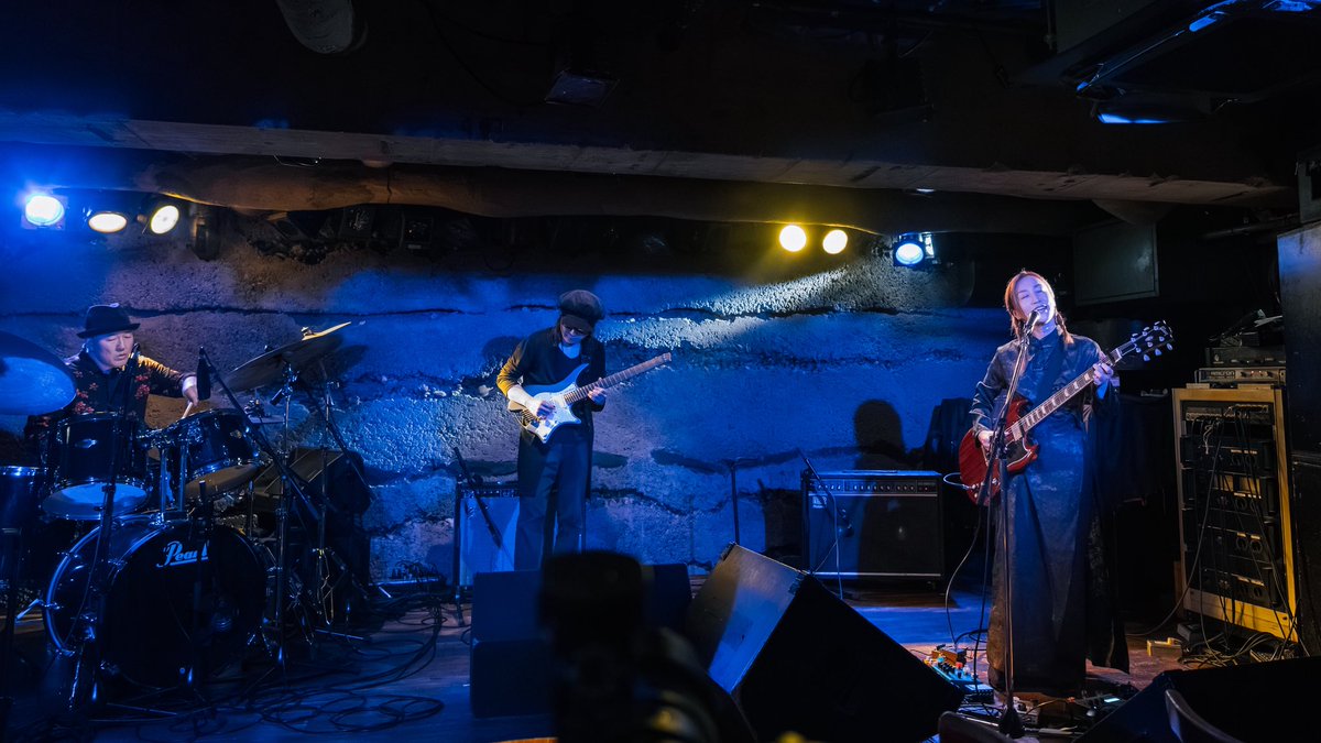 先日のManda-la2🐾
ちょっぴり久しぶりのLive。平日の夜お集まりいただいたみなさん遅い時間までありがとうございました。共演のIgnisさんとHIROCINEMAさんのステージも素敵で楽しい夜でした＾＾

次回Manda-la2では◼︎7.09にデュオで
◼︎8.28にバンドで再び出演します🎈

Photo:Ryohei Noda