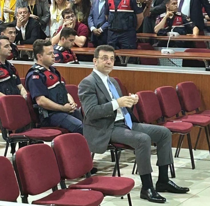 Bir duruşma salonu…
Bir bakış…
Kelimeler susar, yürek konuşur.

Yanında duran, gözleriyle “buradayım” diyen bir lider…
Bir halk için yürüyen iki yürek.
İradeye kelepçe vurulamaz,
Dayanışmaya duvar örülemez.

Birlikteyiz.
Güç bizde, söz bizde.
Kurtuluş yok tek başına!
Adalet er