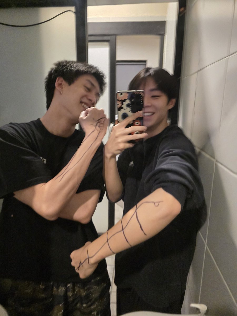 pj_mahidol's tweet image. พีเจ : แลกกันมั้ยพี่คนละลาย
พี่นิว : มาดิ
นี่คือสิ่งที่ได้