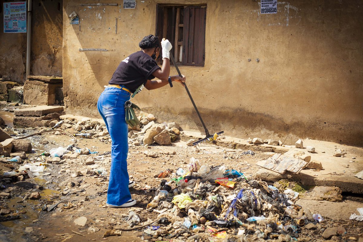 co_foundatiion's tweet photo. To celebrate World Environment Day and an effort to promote better hygiene and foster a cleaner environment, COCF  went for a special Cleaning Outreach Day at Asokoro Village. We focused on cleaning public spaces such as streets and market. https://t.co/zGqCrP7HXr