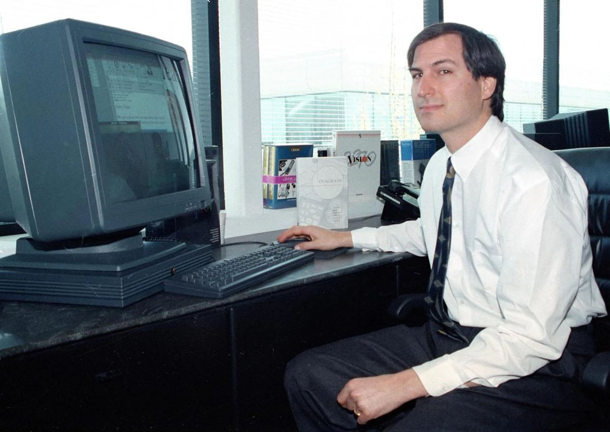 IA_Quijote's tweet photo. Cuando Steve Jobs regresó en 1997, tenía 90 días para salvar a Apple de la quiebra.

Todos en Silicon Valley pensaron que estaba condenado al FRACASO.

Steve tenía razón, ellos se equivocaban.

La historia del regreso del GENIO que todo emprendedor debe saber 👇 https://t.co/InYYfM3z5h