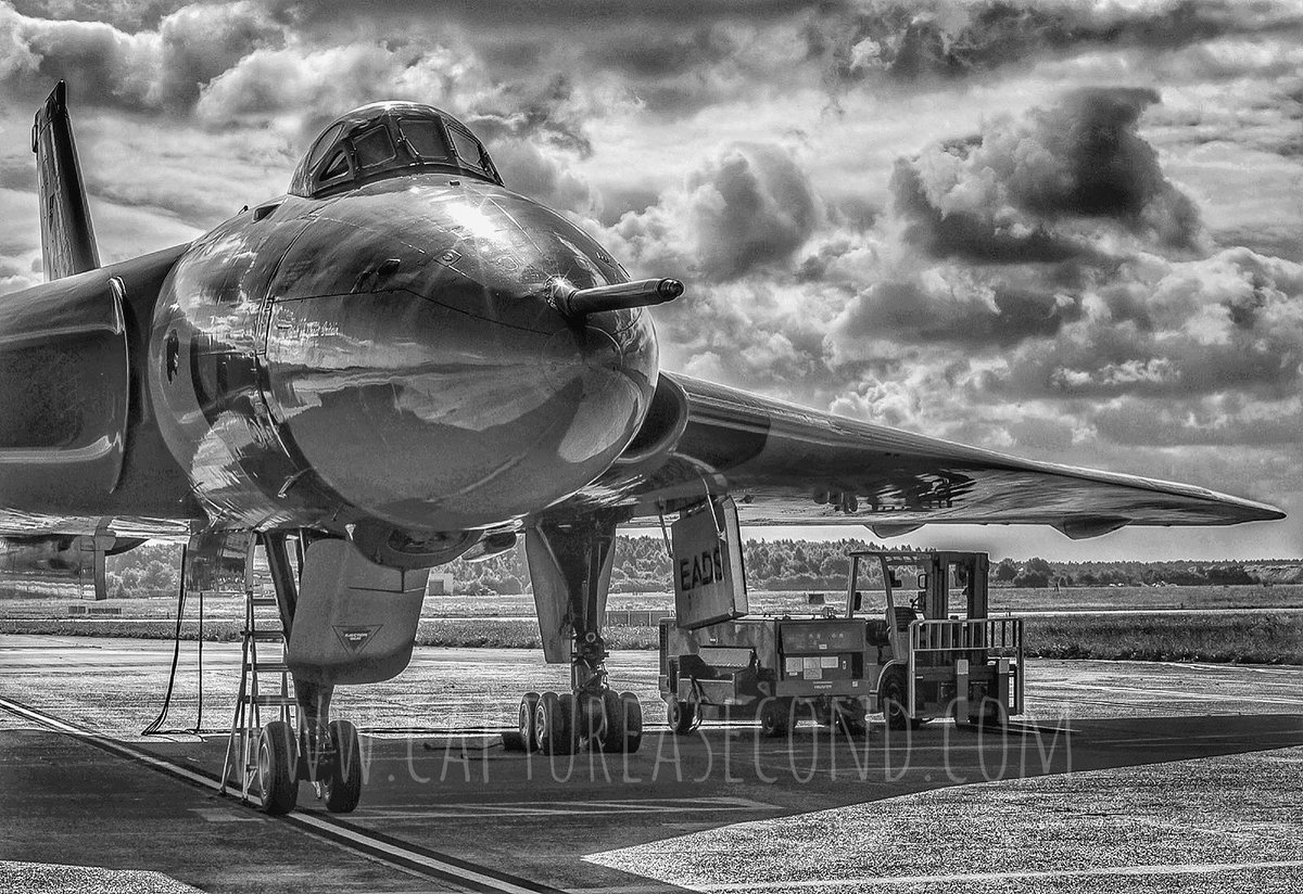 captureasecond's tweet photo. AVRO Vulcan XH558, 2014. #monomonday #mono #tintriangle #avro #vulcan #xh558 #raf #vintage #noordinaryjob #avgeek #captureasecond https://t.co/MWvpBqk1Co