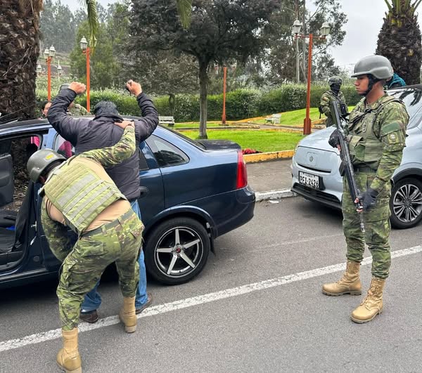 NotimilOficial's tweet photo. 🚨 #FFAA patrullan zonas estratégicas de #Tungurahua para prevenir ilícitos y garantizar la seguridad ciudadana.
Estas operaciones buscan debilitar a los GAO y proteger la tranquilidad del país.
#FFAAContigo #BloqueDeSeguridad #EcuadorUnaSolaFuerza 🇪🇨 https://t.co/0SlZ1182mi