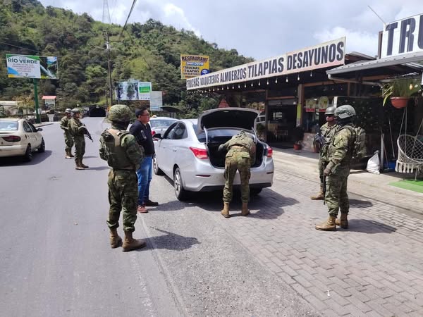 NotimilOficial's tweet photo. 🚨 #FFAA patrullan zonas estratégicas de #Tungurahua para prevenir ilícitos y garantizar la seguridad ciudadana.
Estas operaciones buscan debilitar a los GAO y proteger la tranquilidad del país.
#FFAAContigo #BloqueDeSeguridad #EcuadorUnaSolaFuerza 🇪🇨 https://t.co/0SlZ1182mi