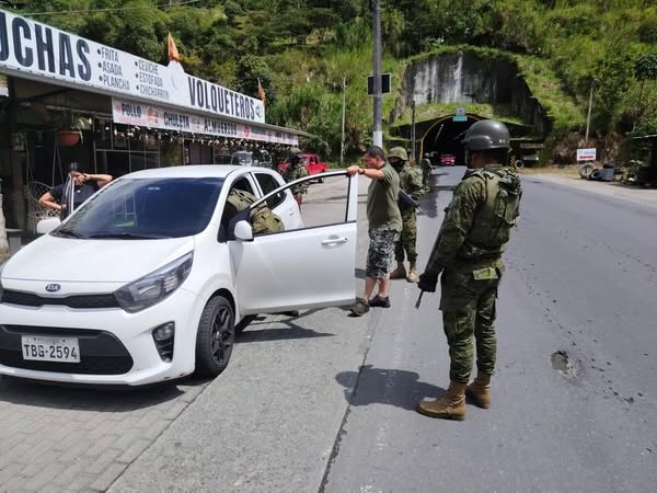 NotimilOficial's tweet photo. 🚨 #FFAA patrullan zonas estratégicas de #Tungurahua para prevenir ilícitos y garantizar la seguridad ciudadana.
Estas operaciones buscan debilitar a los GAO y proteger la tranquilidad del país.
#FFAAContigo #BloqueDeSeguridad #EcuadorUnaSolaFuerza 🇪🇨 https://t.co/0SlZ1182mi